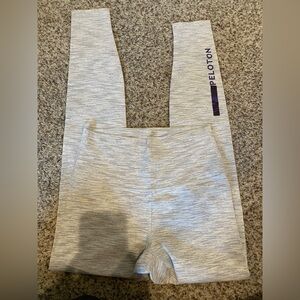 Lululemon Peloton Leggings - Size 6, 28 inch length - excellent condition